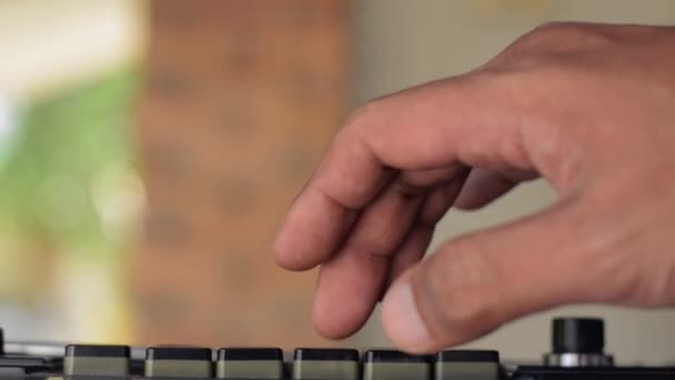 Bir Adamın Eli Eski Bir Taşınabilir Ses Cihazını Çalmak Için — Stok video