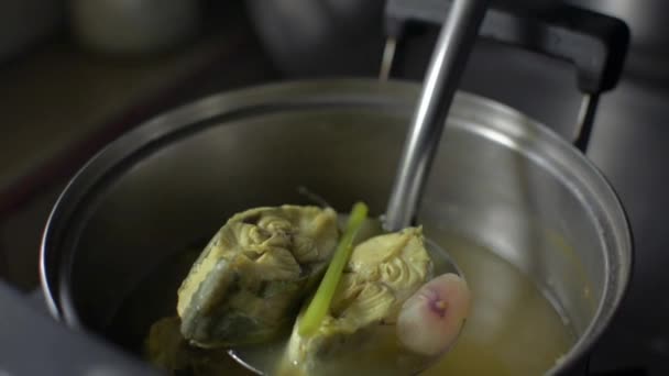 Şef Pişirdikten Sonra Bir Tencereden Kepçeyle Balık Eti Malzemeyle Kepçeledi — Stok video