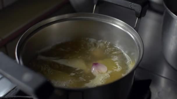 Hand Eines Kochs Legt Fischfleisch Einen Topf Mit Kochender Suppe — Stockvideo