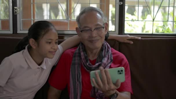 Juntos Familia Dos Generaciones Con Abuelo Anciano Nieta Adorable Unirse — Vídeos de Stock