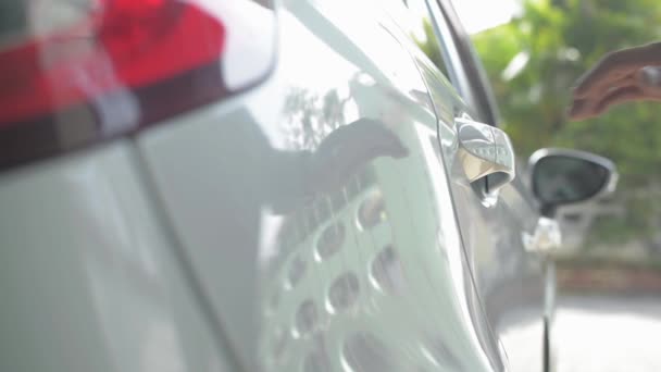 Бізнесмен Відчинив Двері Сів Задню Частину Автомобіля Азіат Сідає Машину — стокове відео