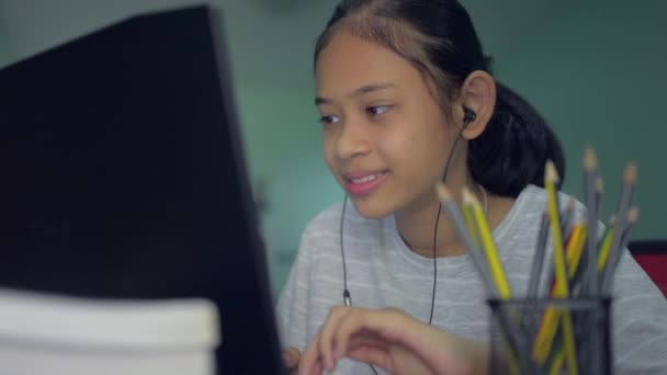 Chica Bonita Asiática Con Auriculares Disfrutar Hablar Con Amigos Través — Vídeo de stock