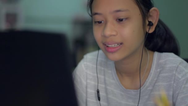 Πορτρέτο Ασιατική Έφηβος Φορώντας Ακουστικό Μιλάμε Τους Φίλους Μέσω Βίντεο — Αρχείο Βίντεο