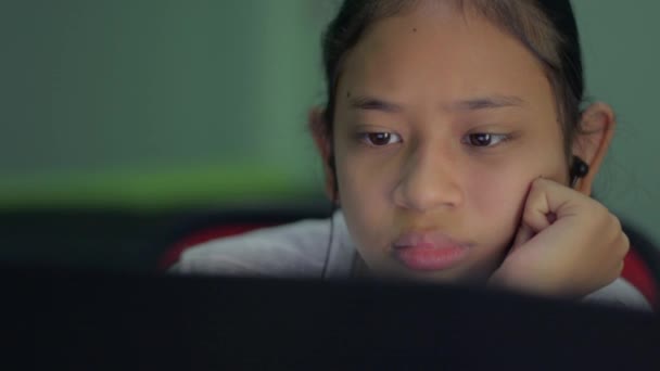 Ganska Gymnasieskola Flicka Bär Hörlurar Och Har Uttråkad Ansiktsuttryck Samtidigt — Stockvideo