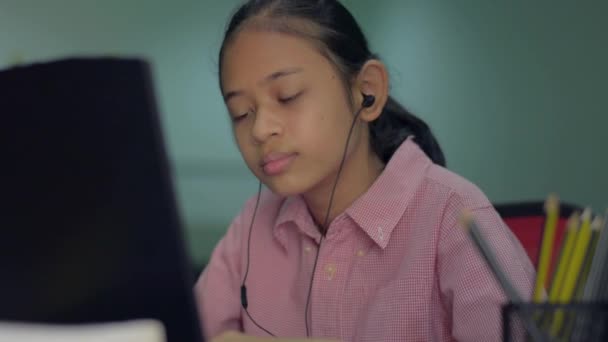 Siswa Perempuan Sma Memakai Earphone Belajar Pelajaran Online Melalui Komputer — Stok Video
