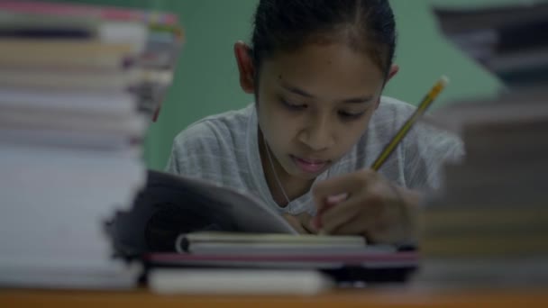 Азійська Старшокласниця Робить Домашнє Завдання Підручником Столі Вночі Нудьга Виснаження — стокове відео