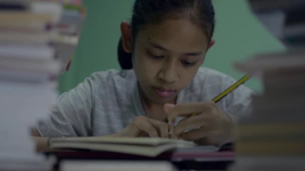 Retrato Una Joven Estudiante Que Trabaja Escritorio Con Montón Libros — Vídeos de Stock