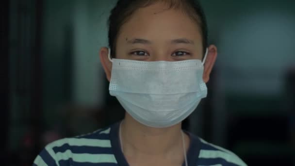 Portré Egy Boldog Ázsiai Lányról Sötét Hajjal Aki Maszkot Visel — Stock videók