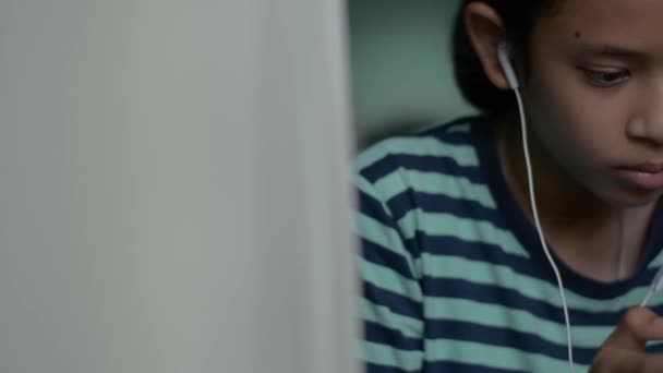Азиатская Милая Девушка Носит Наушники Нравится Играть Онлайн Игры Смартфона — стоковое видео