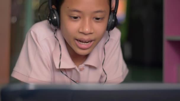 Azjatka Ładna Dziewczyna Nosi Słuchawki Pomocą Połączenia Wideo Laptopie Rozmawiając — Wideo stockowe