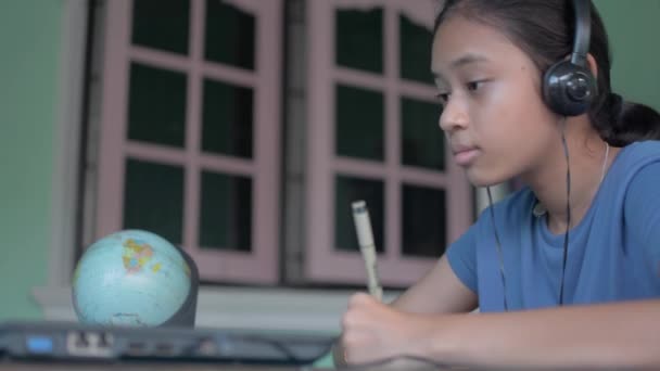 Menina Bonita Asiática Usando Fone Ouvido Estudando Com Lição Line — Vídeo de Stock