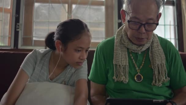 Der Alte Großvater Mit Brille Sitzt Neben Seiner Jugendlichen Enkelin — Stockvideo