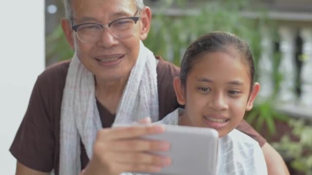 Asiática Adorable Joven Nieta Sentada Lado Abuelo Edad Avanzada Disfrutar — Vídeos de Stock