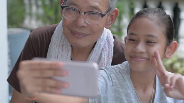 Menina Asiática Adorável Feliz Com Seu Avô Sênior Gosta Tirar — Vídeo de Stock