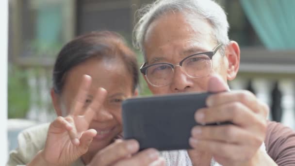 Asiático Anciano Abuelo Abuela Disfrutar Comunicarse Con Familia Mediante Uso — Vídeos de Stock