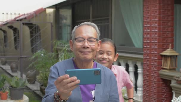 Azjatyckie Szczęśliwe Starsze Siwe Włosy Dziadek Okularach Gospodarstwa Mobilny Smartfon — Wideo stockowe