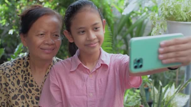 Азиатская Очаровательная Девушка Держащая Мобильный Смартфон Наслаждается Фотографированием Своей Пожилой — стоковое видео