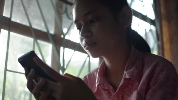 Κοντινό Πλάνο Ασίας Αξιολάτρευτο Κορίτσι Χρησιμοποιώντας Smartphone Και Κουβεντιάζοντας Τους — Αρχείο Βίντεο