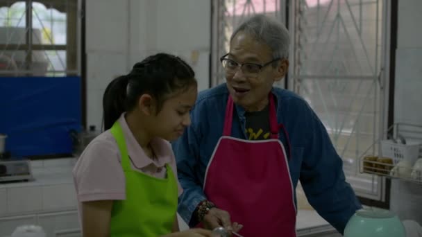 Adorabile Adolescente Asiatica Grembiule Che Assaggia Cibo Cucinato Dal Nonno — Video Stock