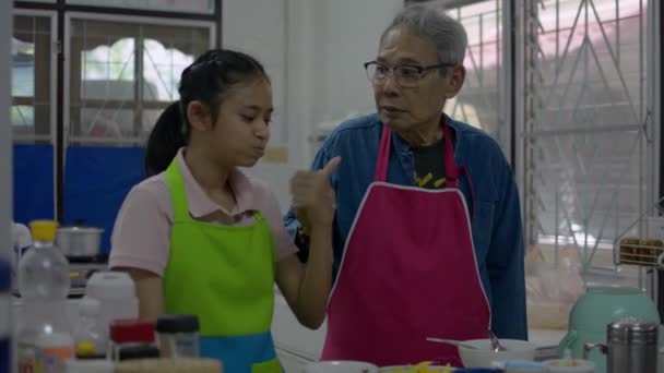 Sağlıklı Asyalı Yaşlı Büyükbaba Mutfak Odasında Tatlı Soslu Ekşi Mangoyla — Stok video