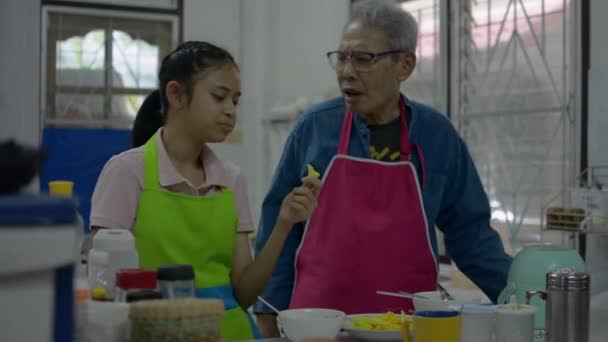 Menina Adorável Asiática Avental Desfrutar Comer Manga Com Molho Mergulho — Vídeo de Stock