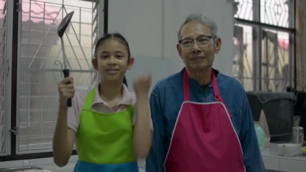 Feliz Anciano Abuelo Asiático Joven Nieta Delantal Muestran Divertidos Gestos — Vídeos de Stock