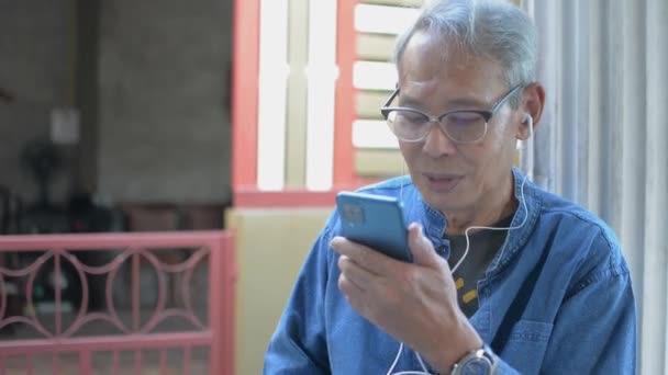Asiático Feliz Pai Cabelo Grisalho Sênior Falando Smartphone Com Fones — Vídeo de Stock