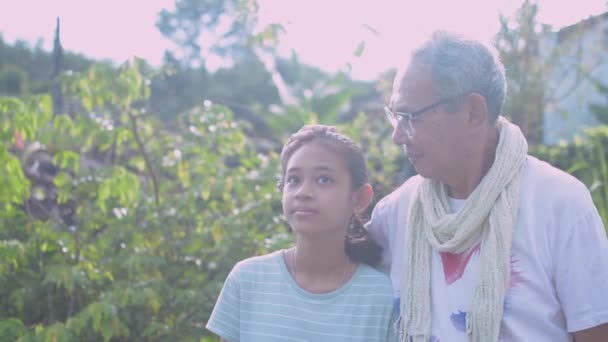 Здоровый Старший Азиатский Дедушка Трогает Голову Своей Очаровательной Внучки Показывает — стоковое видео