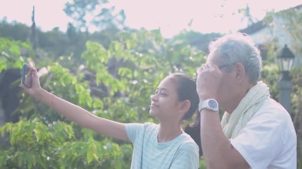 Asiatiska Förtjusande Flicka Och Hennes Äldre Grå Hår Farfar Njuta — Stockvideo