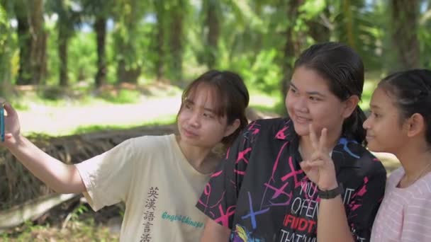 Drei Entzückende Thailändische Teenager Genießen Gemeinsam Ein Selfie Vom Smartphone — Stockvideo