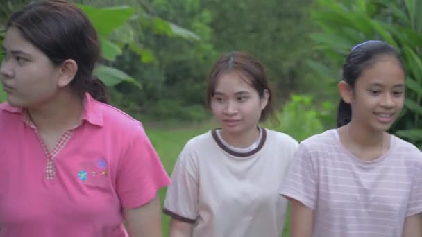 Vidám Három Thai Tini Lányok Alkalmi Ruha Élvezze Séta Együtt — Stock videók