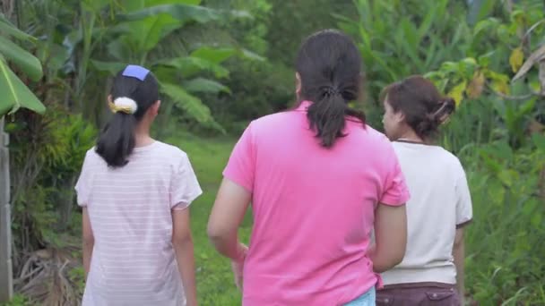 Vista Trasera Tres Chicas Adolescentes Tailandesas Vestido Casual Caminando Tranquilamente — Vídeo de stock