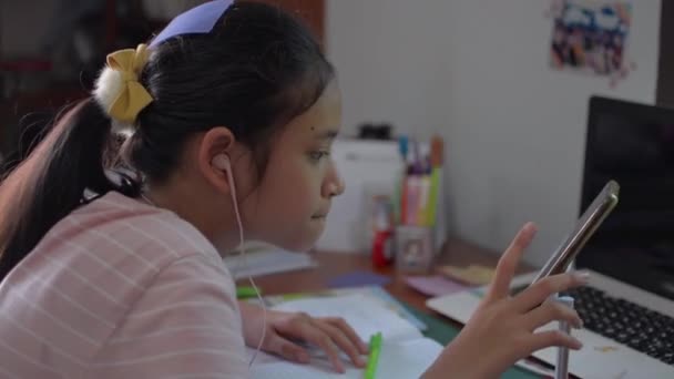 Menina Adolescente Asiática Tailandês Estudante Júnior Ensino Médio Usar Fones — Vídeo de Stock