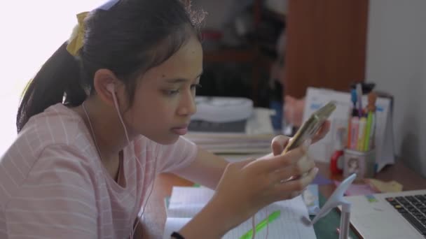 Adorável Asiática Adolescente Estudante Usando Fones Ouvido Mensagem Texto Para — Vídeo de Stock