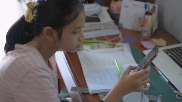Adorable Estudiante Adolescente Asiática Que Trabaja Mensaje Texto Del Escritorio — Vídeos de Stock