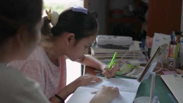 Asiática Chica Secundaria Aprendiendo Lección Línea Con Teléfono Inteligente Mientras — Vídeo de stock