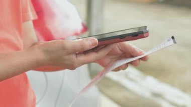 QR kodu ve mobil aygıt kullanılarak kamu hizmeti ödemesi. Gerçek zamanlı temas olmayan QR kod ödemesi. Barkod Tarayıcı. Elektrik faturası. Tüketici akıllı telefonuna ödeme yapıyor..