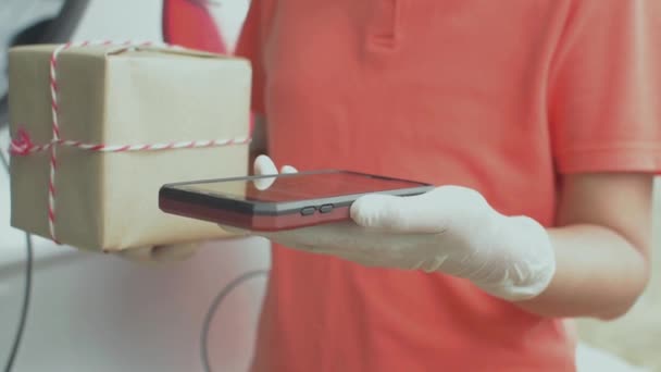 스캐너를 기기와 사용하여 지불하는 사람의 고객들에게 보내는 소포를 고무장갑을 배달하는 — 비디오