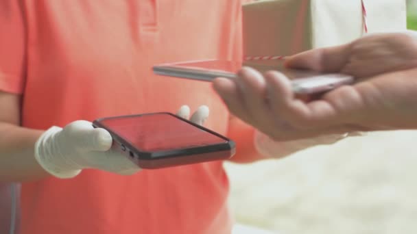 Hand Man Som Använder Kodsläsare Med Smartphone För Paketbetalning Leverans — Stockvideo