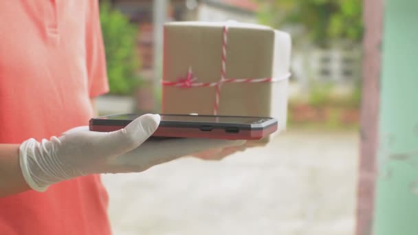 Gros Plan Main Homme Recevoir Une Boîte Carton Colis Une — Video