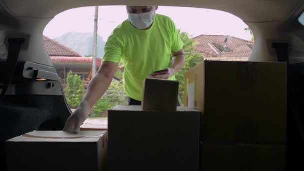 Asiatischer Männlicher Kurier Grünem Hemd Mit Schutzmaske Und Handschuhen Der — Stockvideo