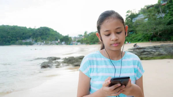 Potret Gadis Asia Yang Lucu Memakai Earphone Dan Mendengarkan Musik — Stok Foto