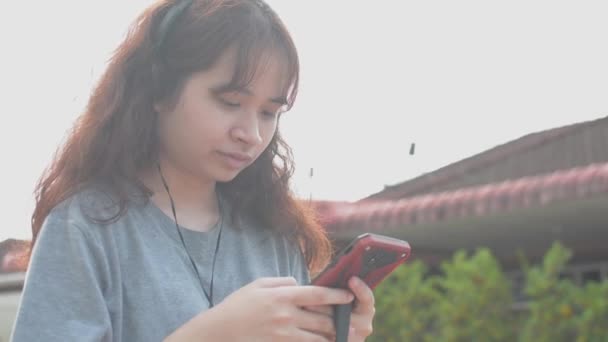 Adolescente Asiatique Attrayante Aux Cheveux Longs Robe Décontractée Portant Des — Video