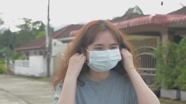 Ganska Långt Hår Asiatisk Kvinnlig Tonåring Tar Skyddande Ansiktsmask När — Stockvideo