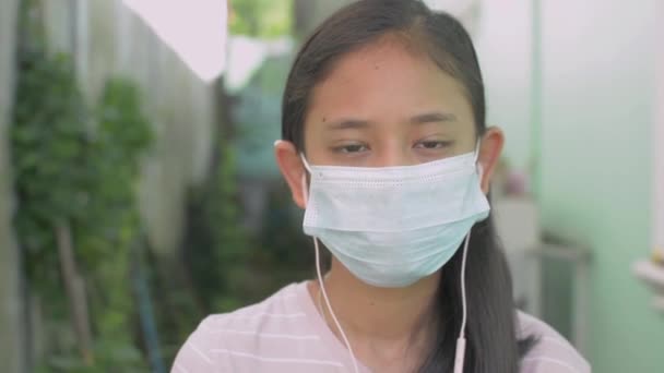 Portrait Thai Langes Haar Hübsches Mädchen Trägt Schutzmaske Und Hört — Stockvideo