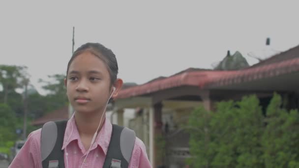 Happy High School Girl Backpack Wears Earphones Walking Leisurely Residential — Stock Video