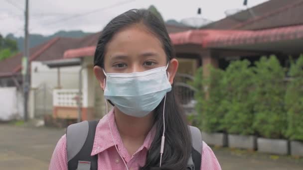 Retrato Asiática Chica Secundaria Mochila Con Máscara Facial Auriculares Mirando — Vídeo de stock