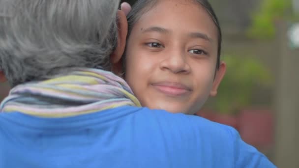 Cabello Gris Abuelo Anciano Abrazando Adorable Nieta Joven Acariciando Cabeza — Vídeo de stock