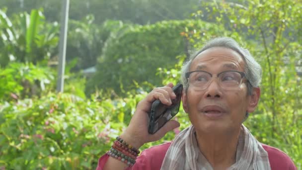 Asian Elderly Gray Hair Retire Grandfather Wears Eyeglasses Talking Mobile — Stock Video