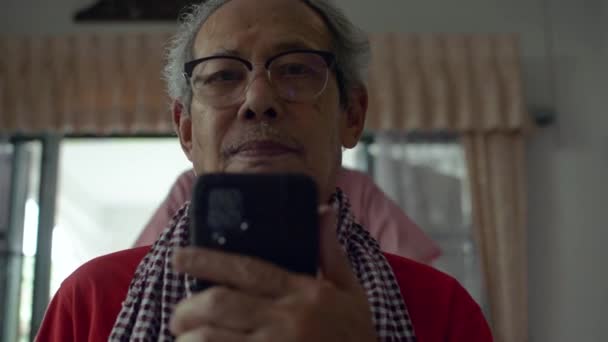 Asiático Padre Pelo Gris Abuelo Viendo Televisión Desde Teléfono Inteligente — Vídeos de Stock